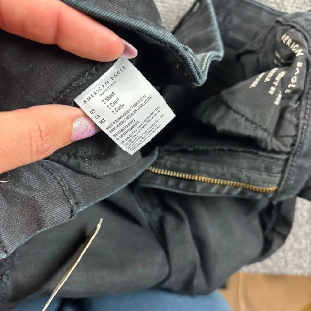 AMERICAN EAGLE Women’s Black Denim Curvy Hi-Rise Jegging Distressed size 2 Short